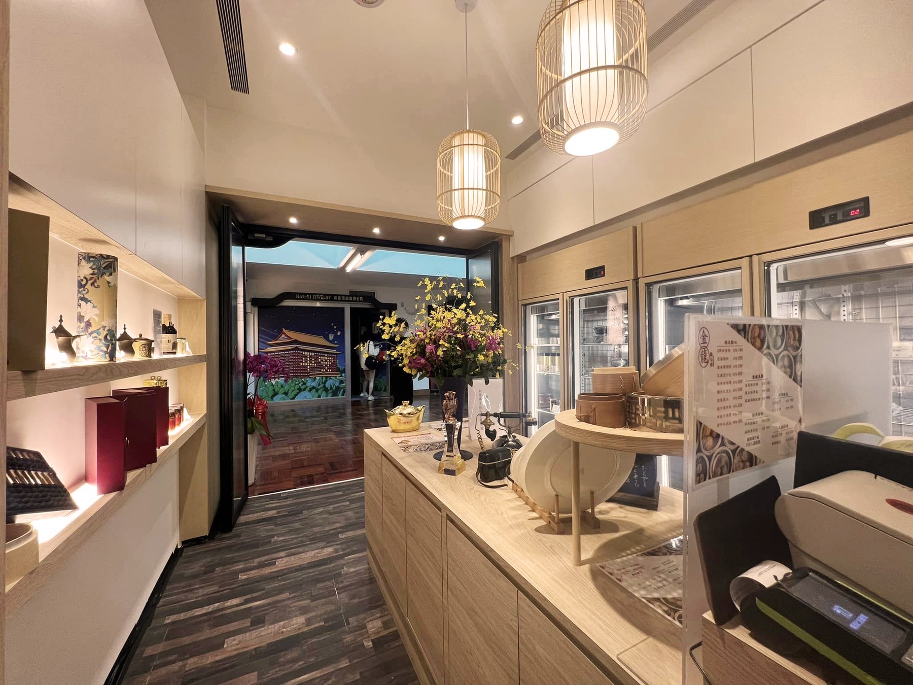 金龍廳店面 冷藏櫃與展示
